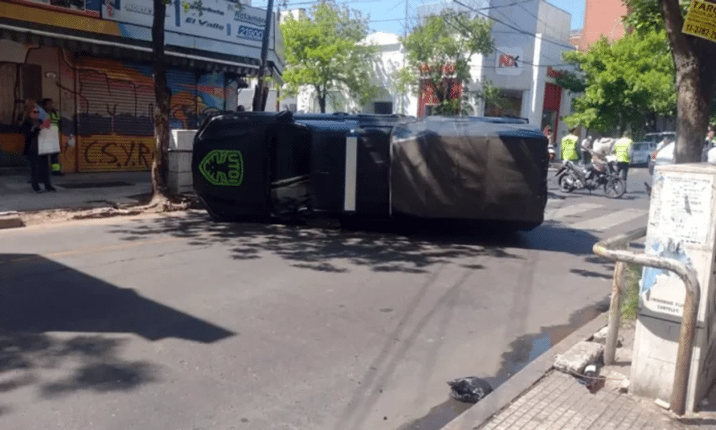 Un móvil policial volcó en el centro de Morón