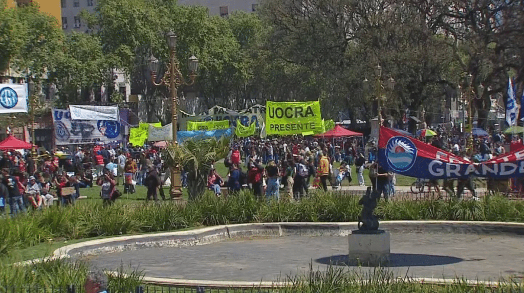 Empiezan a llegar al Congreso los manifestantes que participarán de la marcha universitaria
