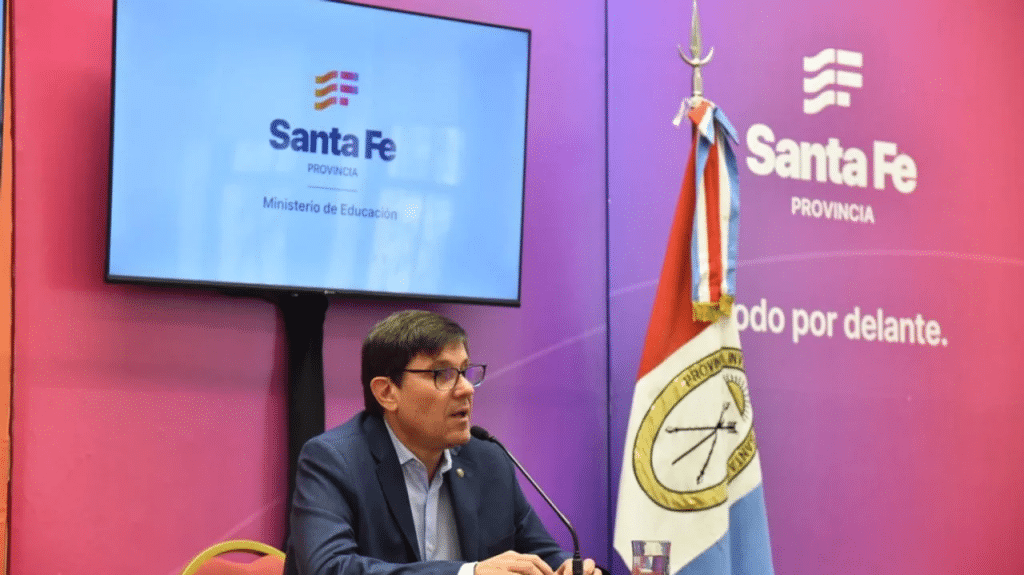 El ministro de Educación, José Goity, anunció que esta medida beneficiará a más de 380 mil alumnos.