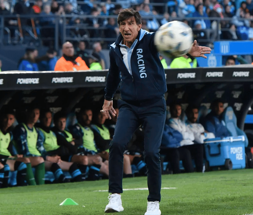Gustavo Costas, furioso contra la prensa por los rumores de "quiebre" en el vestuario de Racing