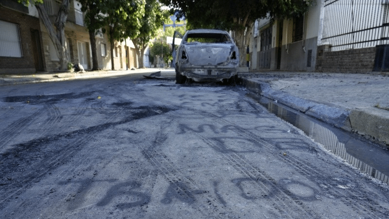 fuego dos autos estadio grafiti incendiados gigante de arroyito rosario central