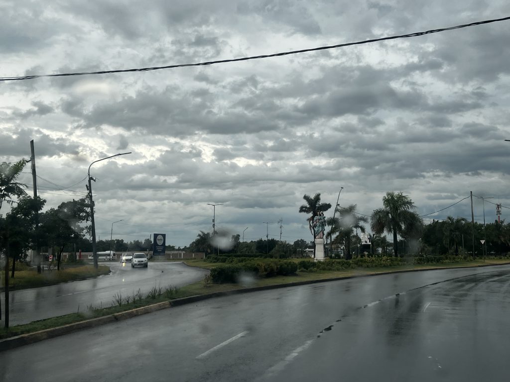 Alerta naranja para la tarde y noche de hoy por tormentas eléctricas y lluvias fuertes en la ciudad