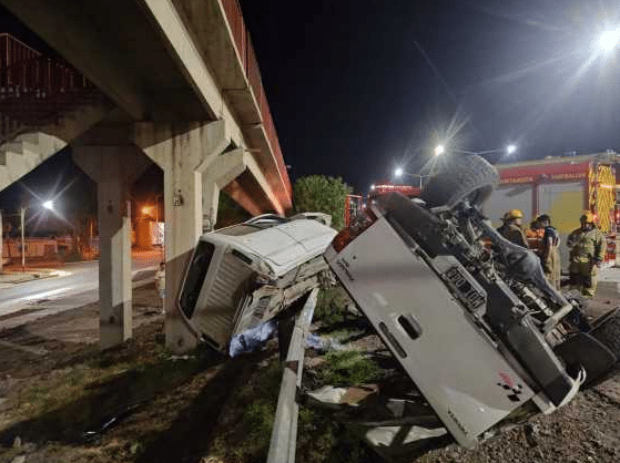 conductor volcó y quedó atrapado Guaymallén