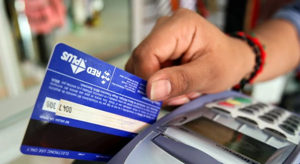 San Juan: le robó las tarjetas al abuelo de su amiga e hizo compras por $250 mil