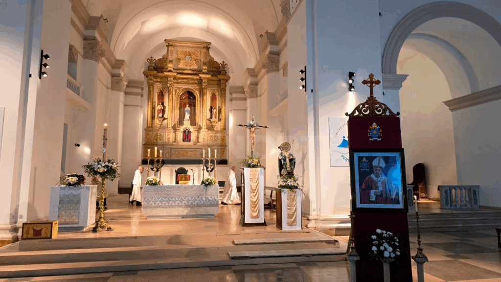 La comunidad nicoleña participa de una misa en memoria al papa Francisco en la Catedral