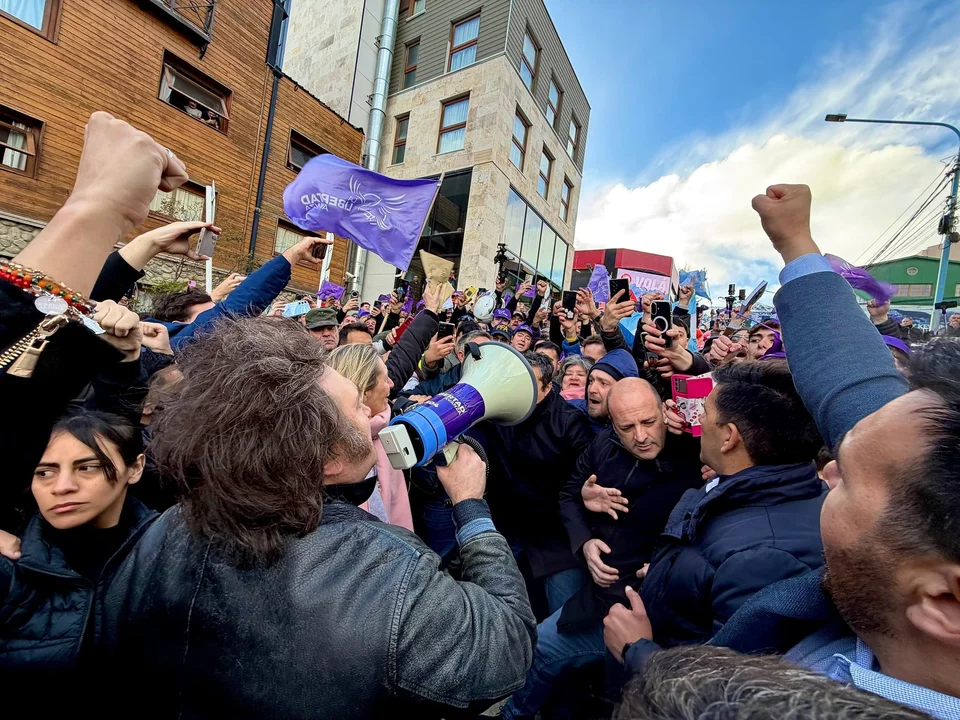 Milei suspendió un acto en Ushuaia por protestas y regresó a Buenos Aires