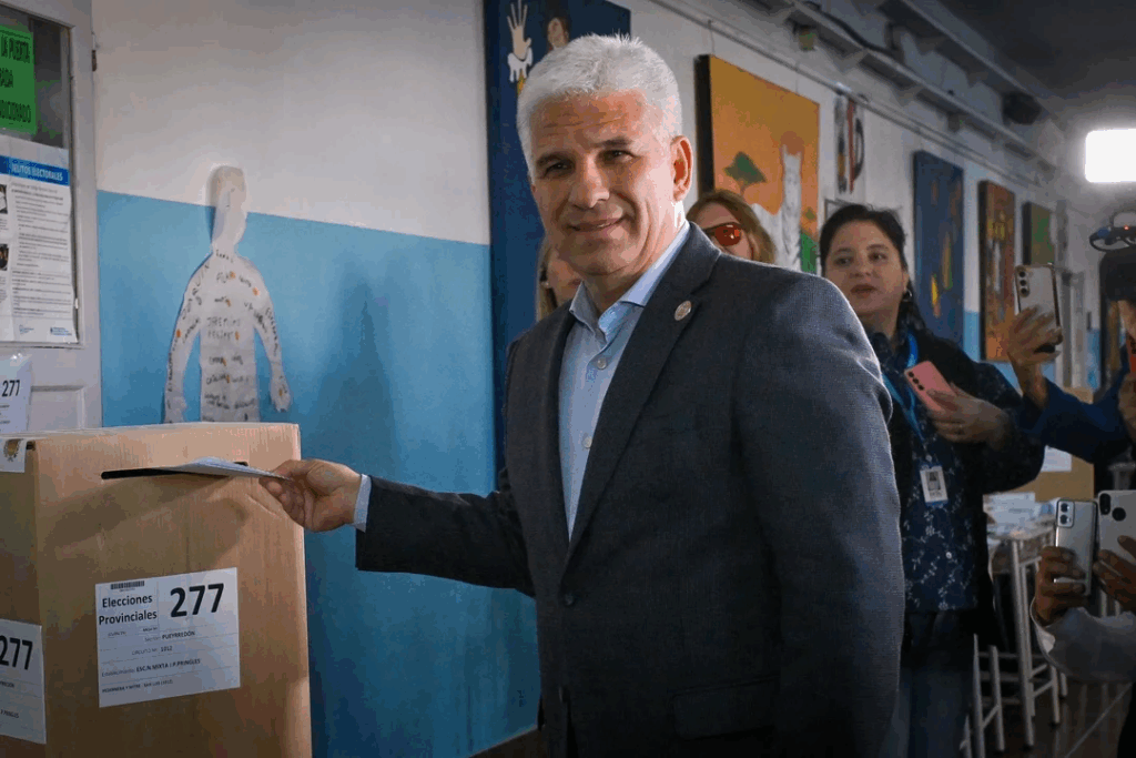 El gobernador de San Luis expresó su respaldo a La Libertad Avanza y llamó a participar en las elecciones