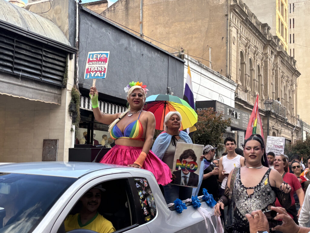 La VII Marcha del Orgullo recorrió las calles de San Nicolás con alegría y visibilizando demandas pendientes