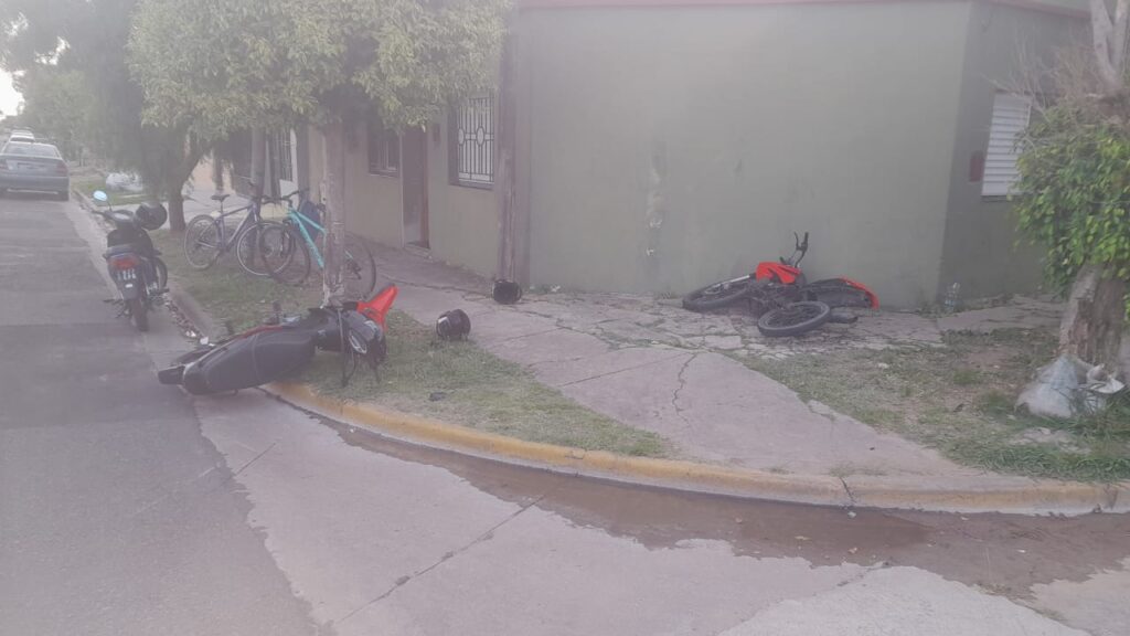Dos siniestros viales en barrio Las Flores y Prado Español dejaron en total seis heridos que fueron trasladados al Hospital