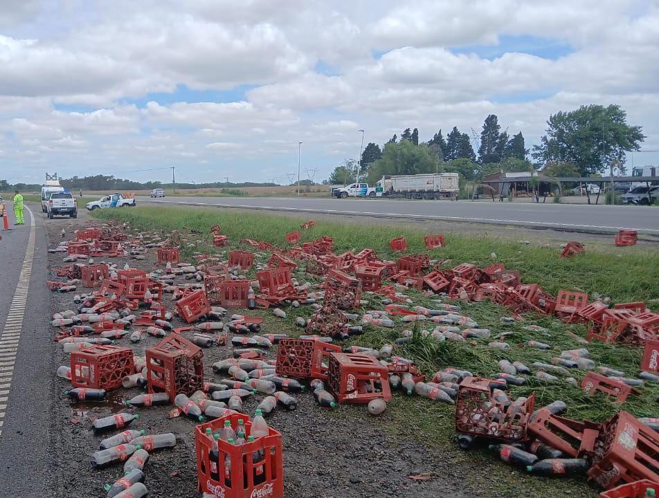 Ruta 9: un camión de gaseosas volcó una parte de su carga en el kilómetro 221