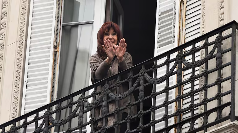 El Gobierno le notificó a Cristina Kirchner para que devuelva $1.000 millones percibidos por jubilación y pensión