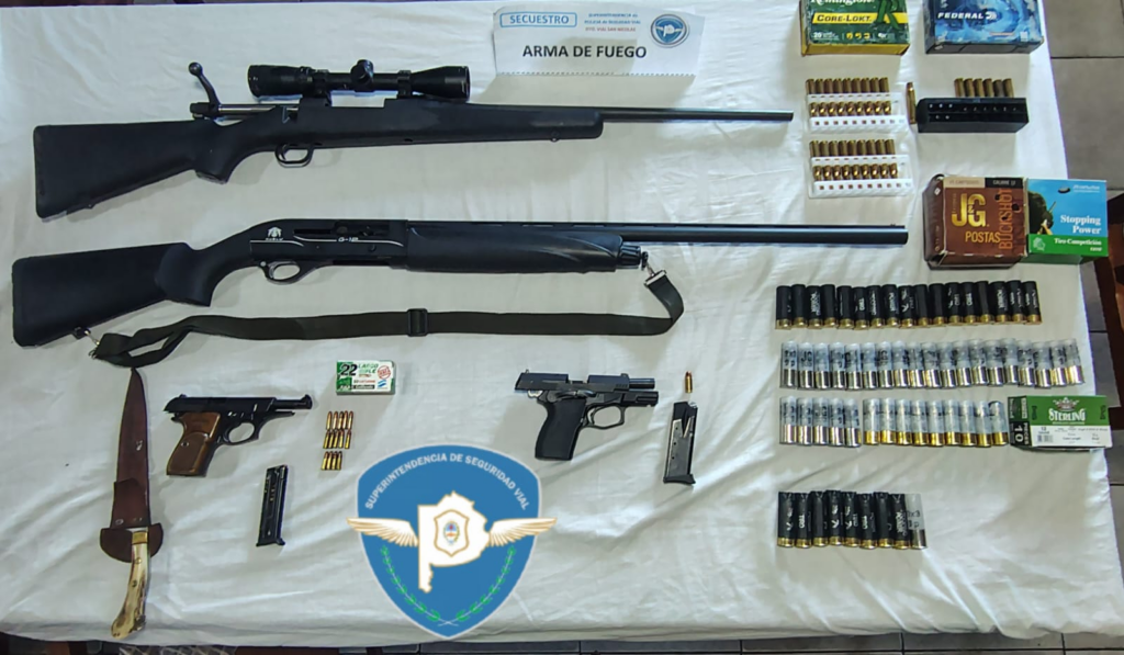 Detenido en Ruta 9 por circular con una escopeta, un fusil y dos pistolas: el aprehendido declaró que las tenía por "hobby"