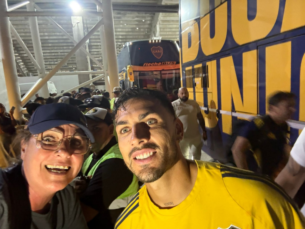 Una nicoleña le entregó agua bendita a Leandro Paredes al finalizar el partido de Boca vs Olimpia