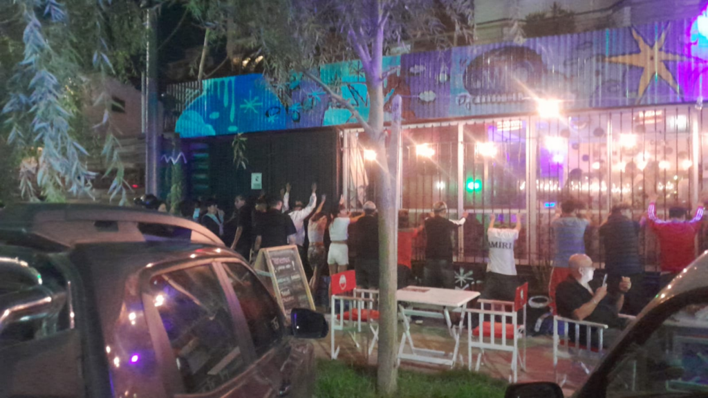 Un disturbio entre un grupo de personas habrían provocado destrozos en la costanera baja: hubo varios demorados