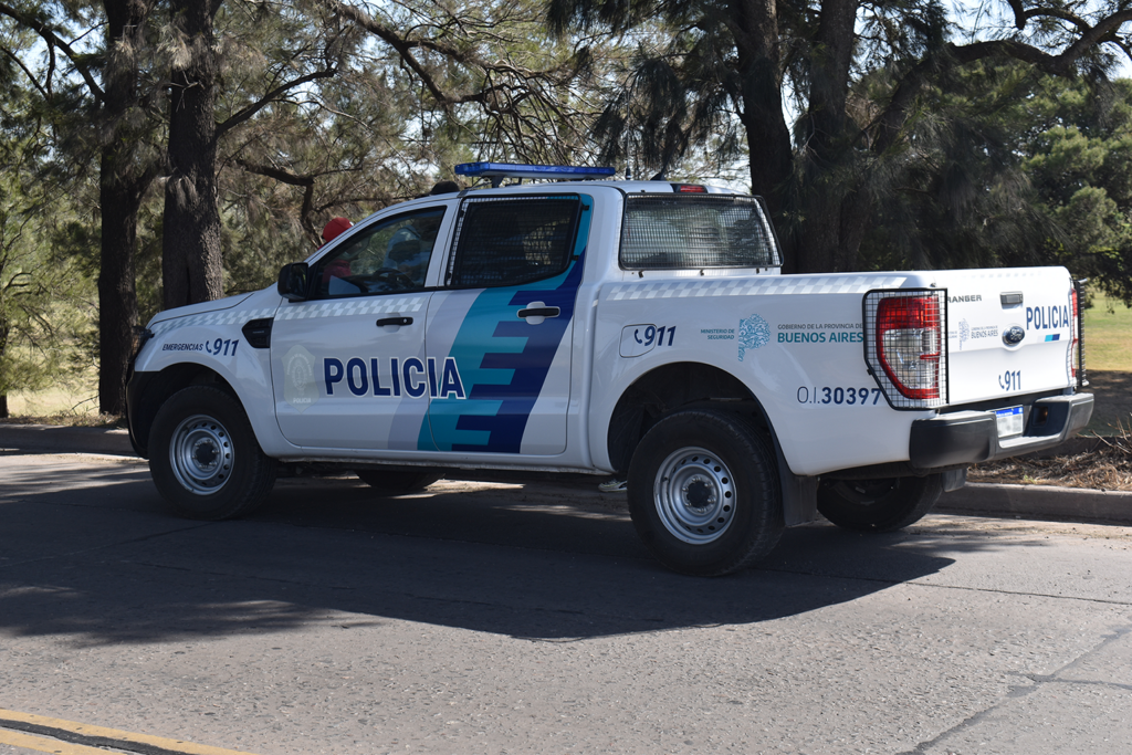 Allanaron por una moto robada y se encontraron con dos plantas de marihuana de casi dos metros en B° Oeste