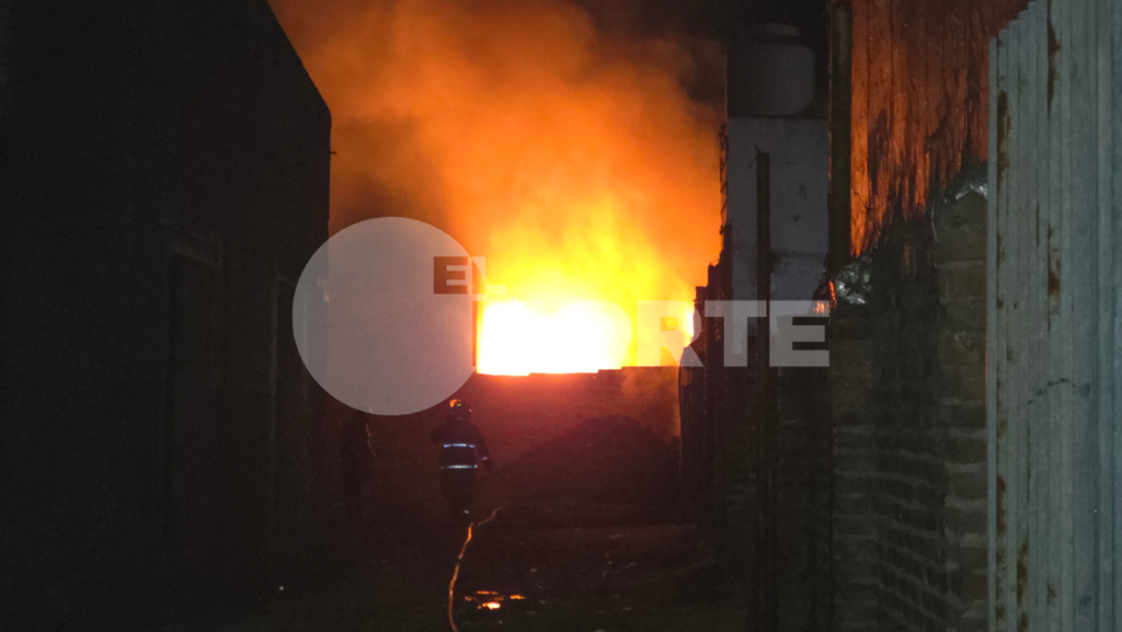 Se desató un incendio de gran magnitud en calle 25 de Mayo al 400: hubo una mujer herida y trabajaron los Bomberos