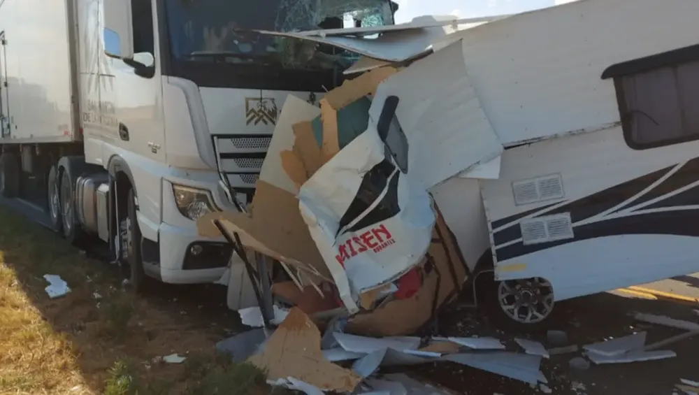Bahía Blanca: una casa rodante se desprendió y chocó de frente con un camión