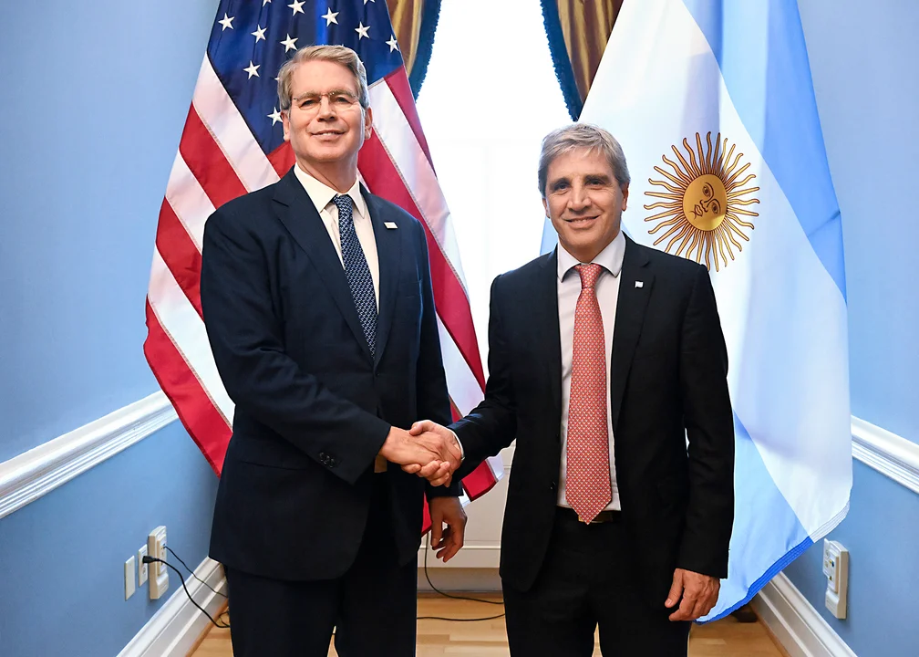 Scott Bessent volvió a auxiliar a Milei con US$ 808 millones para pagarle al FMI