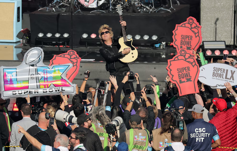 Green Day hizo vibrar el Super Bowl con una presentación histórica