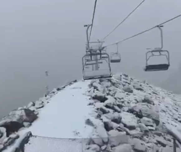 Cerro Catedral cubierto de nieve en pleno verano: Bariloche registró -4°C tras días de calor extremo