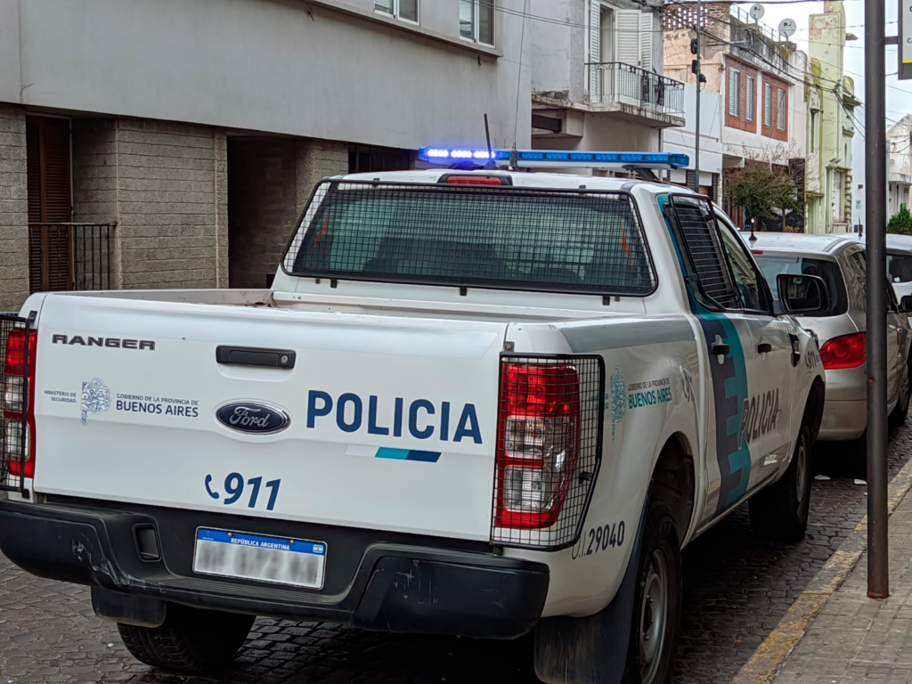 Aprehendieron a un hombre tras sustraer herramientas y agredir a la Policía en zona sur