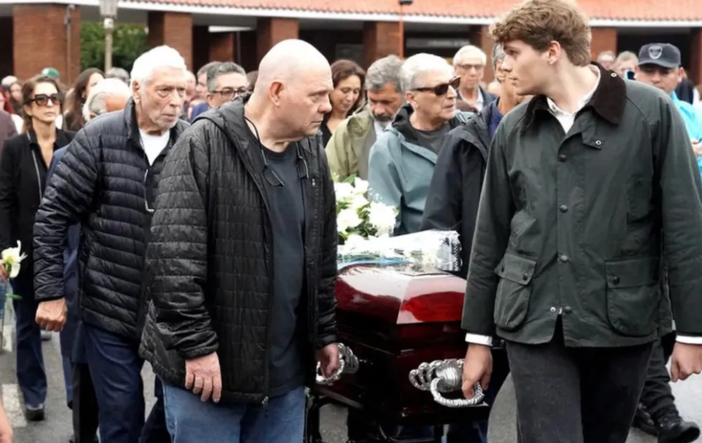 Despidieron a Luis Brandoni en la Chacarita con un emotivo cortejo bajo la lluvia