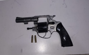 detuvieron joven revólver cargado escapar