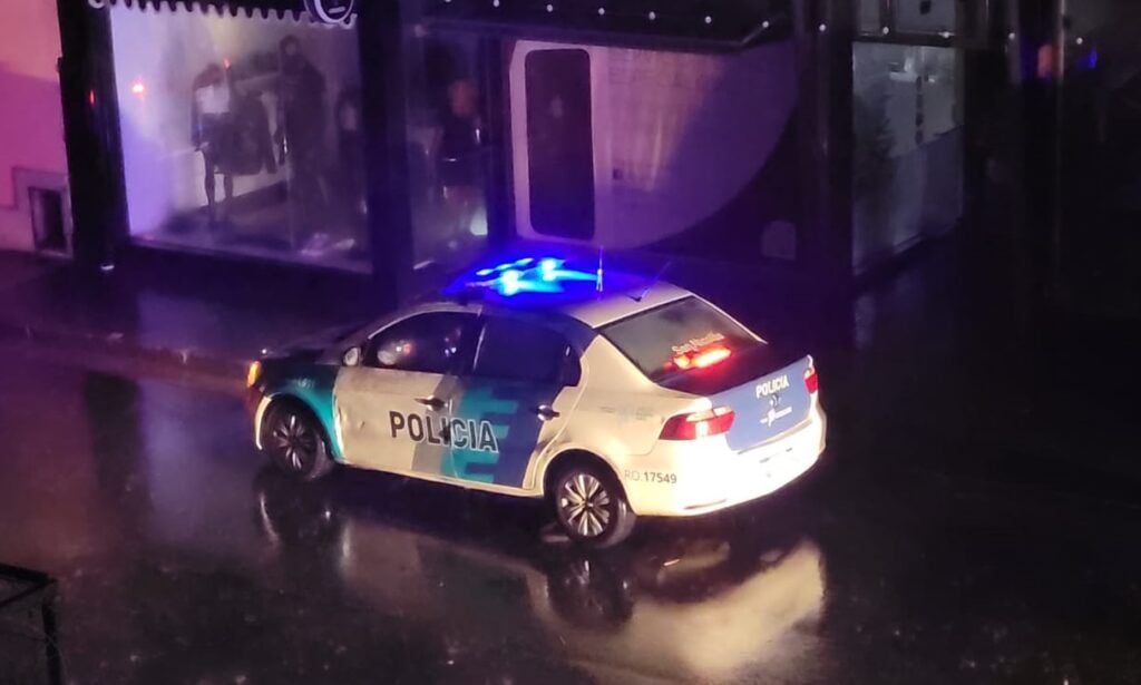 Asaltaron a un hombre de 39 años a punta de cuchillo en el viaducto de Nación y Álvarez: le robaron el celular y la billetera